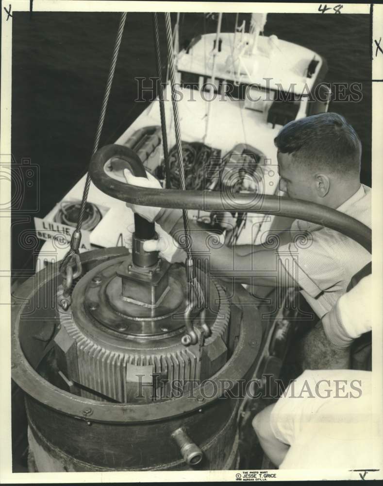 1965 Press Photo Final electrical connection made from nuclear generator in Gulf