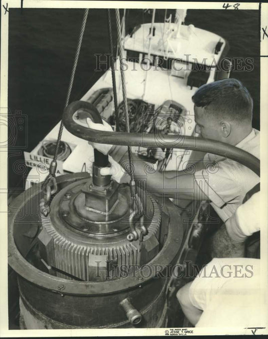 1965 Press Photo Final electrical connection made from nuclear generator in Gulf