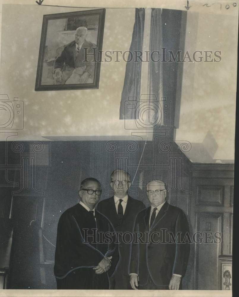 1969 Press Photo Judge O&#39;Hara poses with his portrait in his son&#39;s courtroom- Historic Images