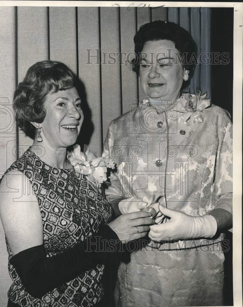 1966 Press Photo Helen Seglin &amp; Lorraine Mule- Professional Women&#39;s Club
