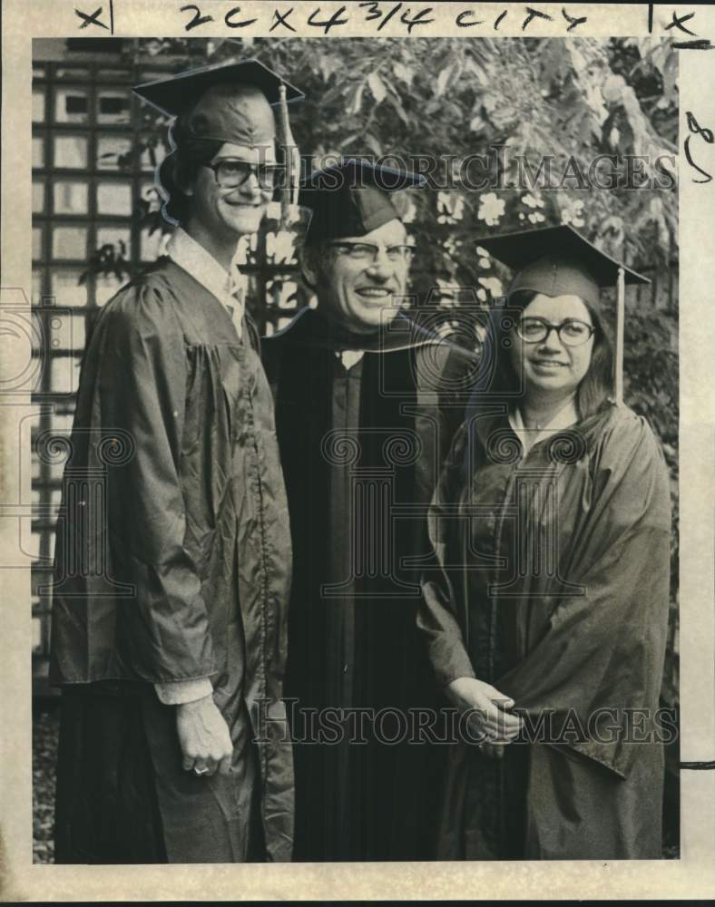 1975 Press Photo Enoch T. Nix with graduating deaf students of Delgado College- Historic Images