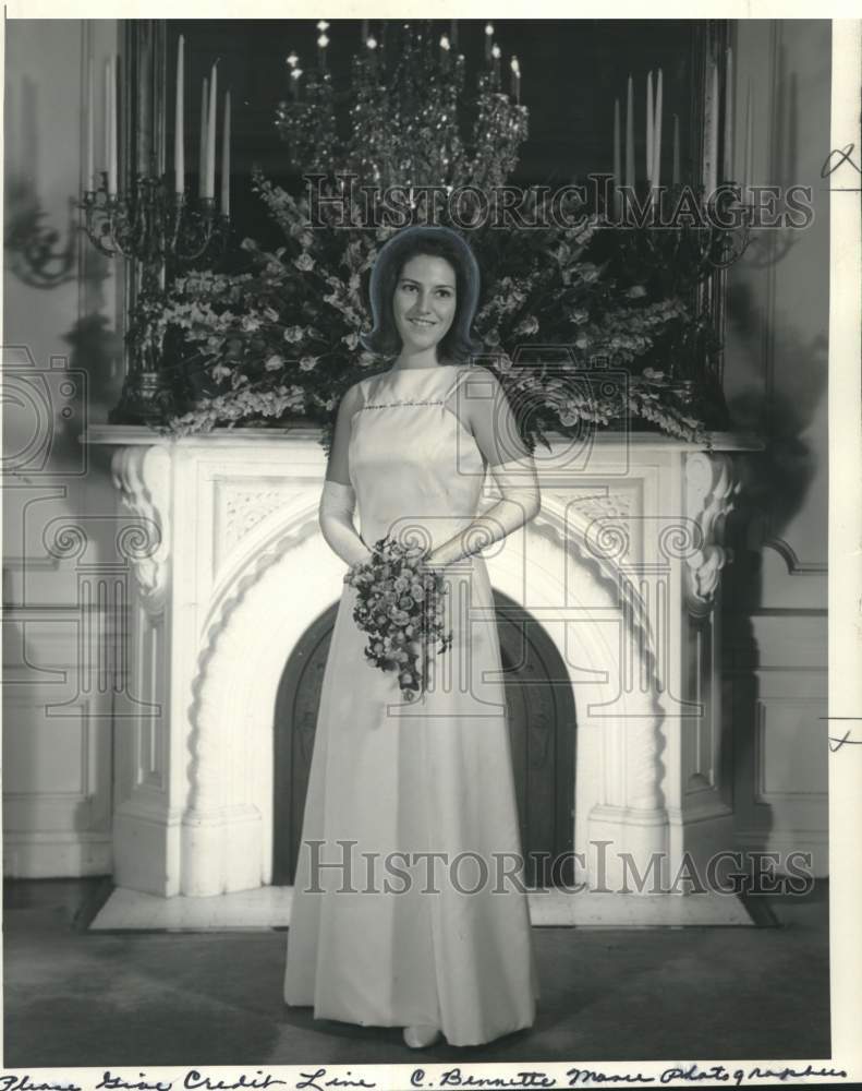 Load image into Gallery viewer, 1967 Press Photo Debutante, Miss Susan Garland Pavy in silk gown for tea party
