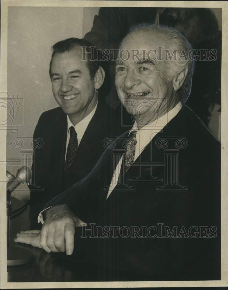 1971 Press Photo Dr. James W. Fisher &amp; Dr. Linus Pauling, Tulane University- Historic Images