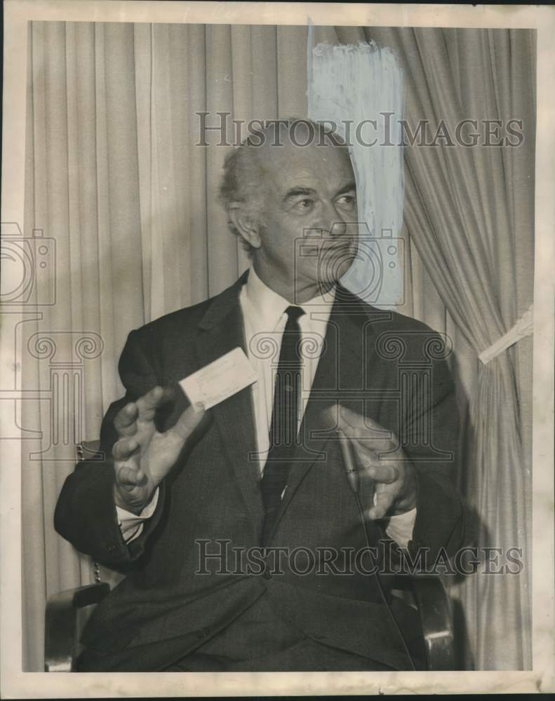 Load image into Gallery viewer, 1967 Press Photo Dr. Linus Pauling, Nobel Prize winner in New Orleans
