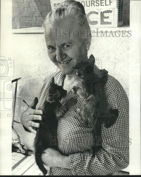 1976 Press Photo Maria Orosilla with a box full of kittens searching for home- Historic Images