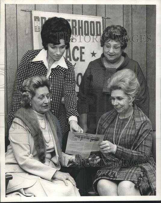 1975 Press Photo Women's Organizations Committee Plan Brotherhood Week- Historic Images
