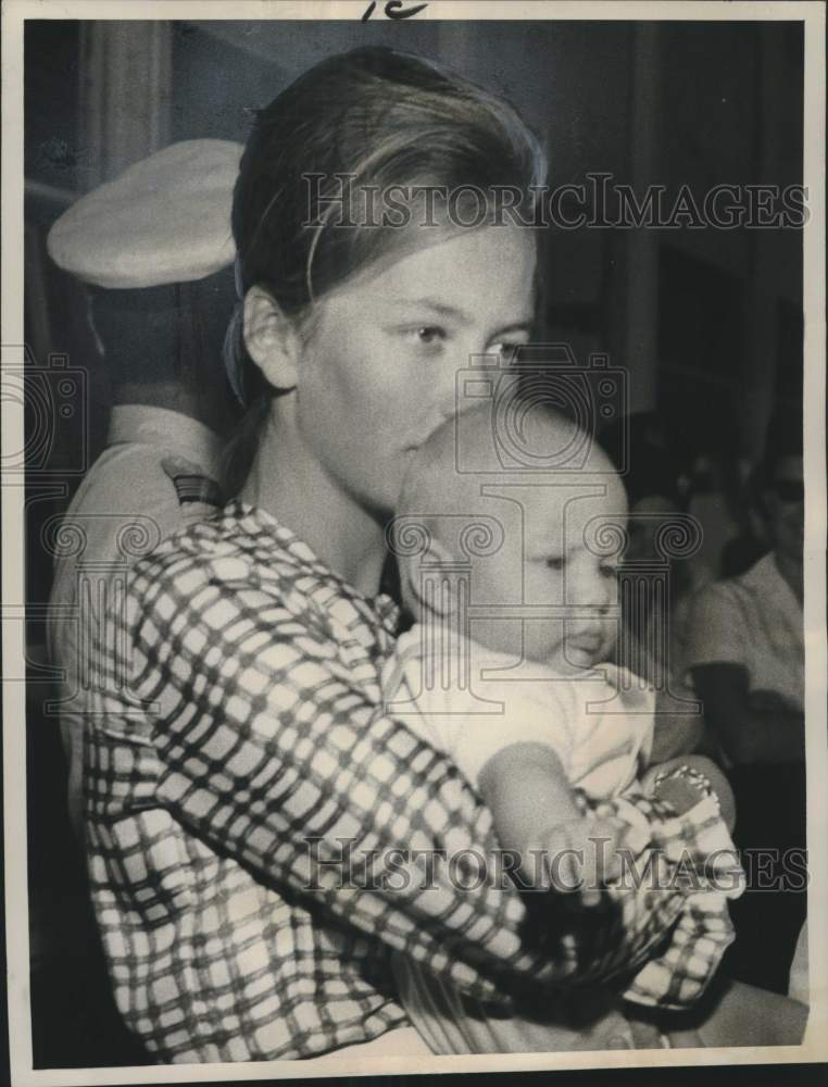 Load image into Gallery viewer, 1960 Press Photo Pretty Princess Paola, hugs her son Filippo - noo49319
