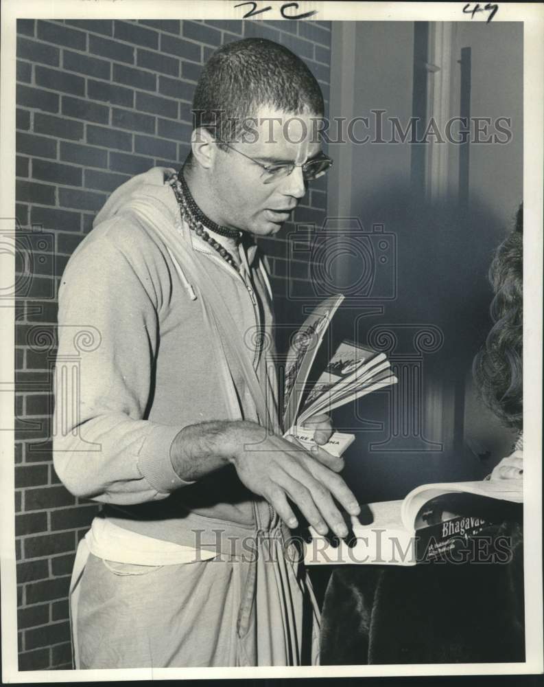 1973 Press Photo Hare Krishna member on Bourbon St, New Orleans, talks to people