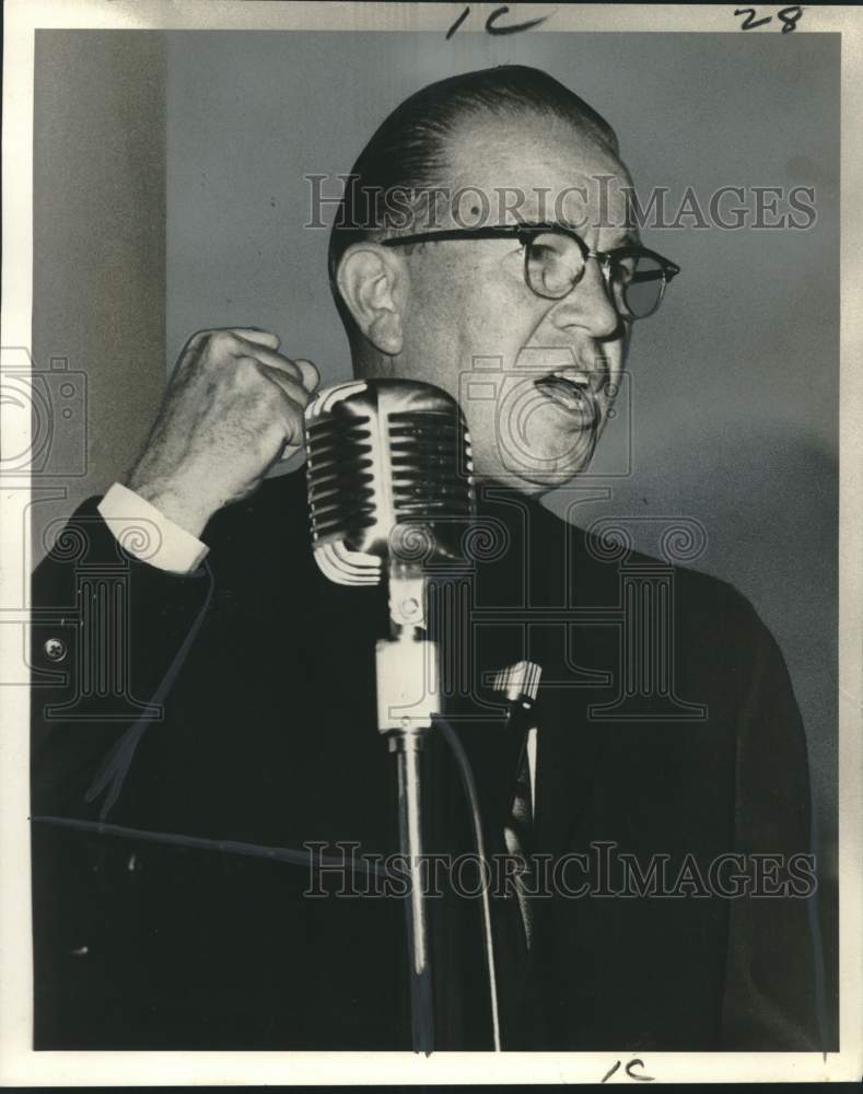 Load image into Gallery viewer, 1967 Press Photo Fred Palmer, at realtors' meeting in New Orleans - noo49415
