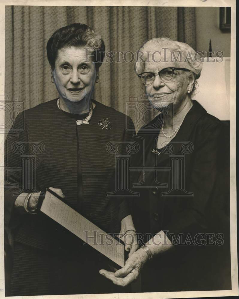 1966 Press Photo Batch of new Medical Developers take their bows in New Orleans