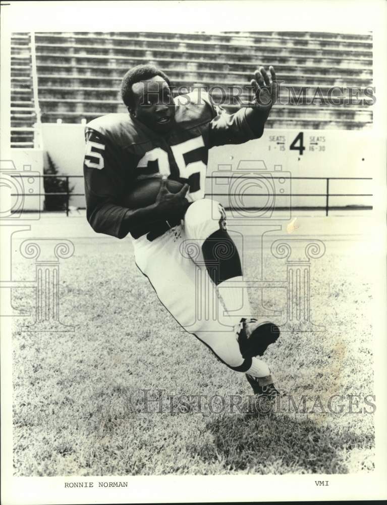 Load image into Gallery viewer, 1973 Press Photo Ronnie Norman, Football player - noo49470
