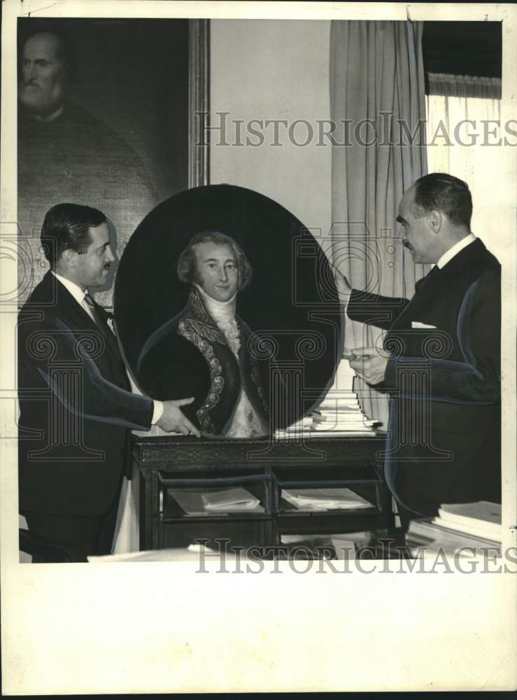 1964 Press Photo Jose Aparicio Accepts Don "Reilly Portrait from Alfonso Serna
