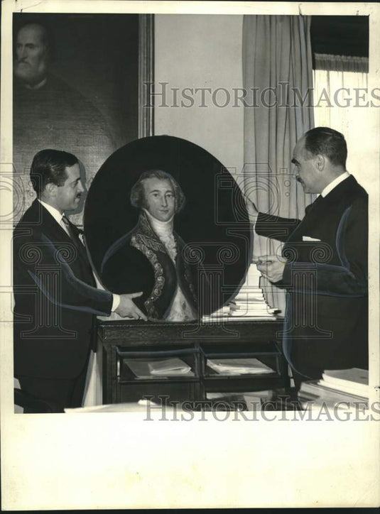 1964 Press Photo Jose Aparicio Accepts Don "Reilly Portrait from Alfonso Serna