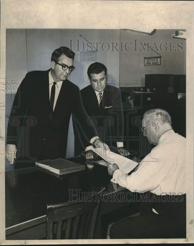1962 Press Photo Louisiana District Attorney&#39;s lawyers present motion to dismiss