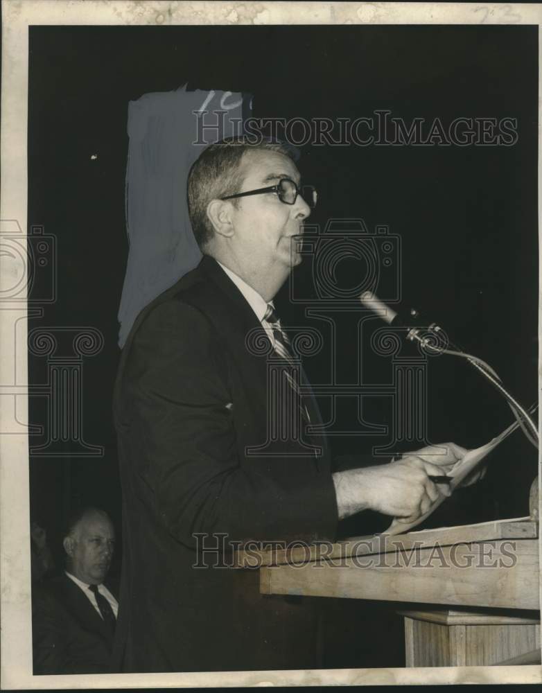 1969 Press Photo Donald Organ, speaks against increase in New Orleans fares