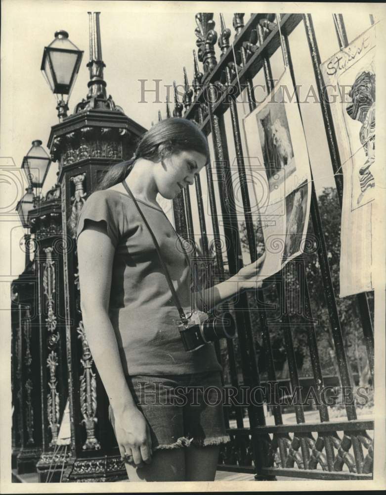 1970 Press Photo Mary Groark views entry to Original International Poetry Show- Historic Images