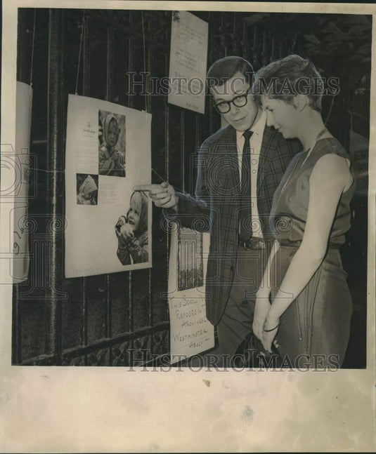 1967 Press Photo E. Neville Mayfield Jr. & Dianne Maxwell- Outdoor Poetry Show- Historic Images