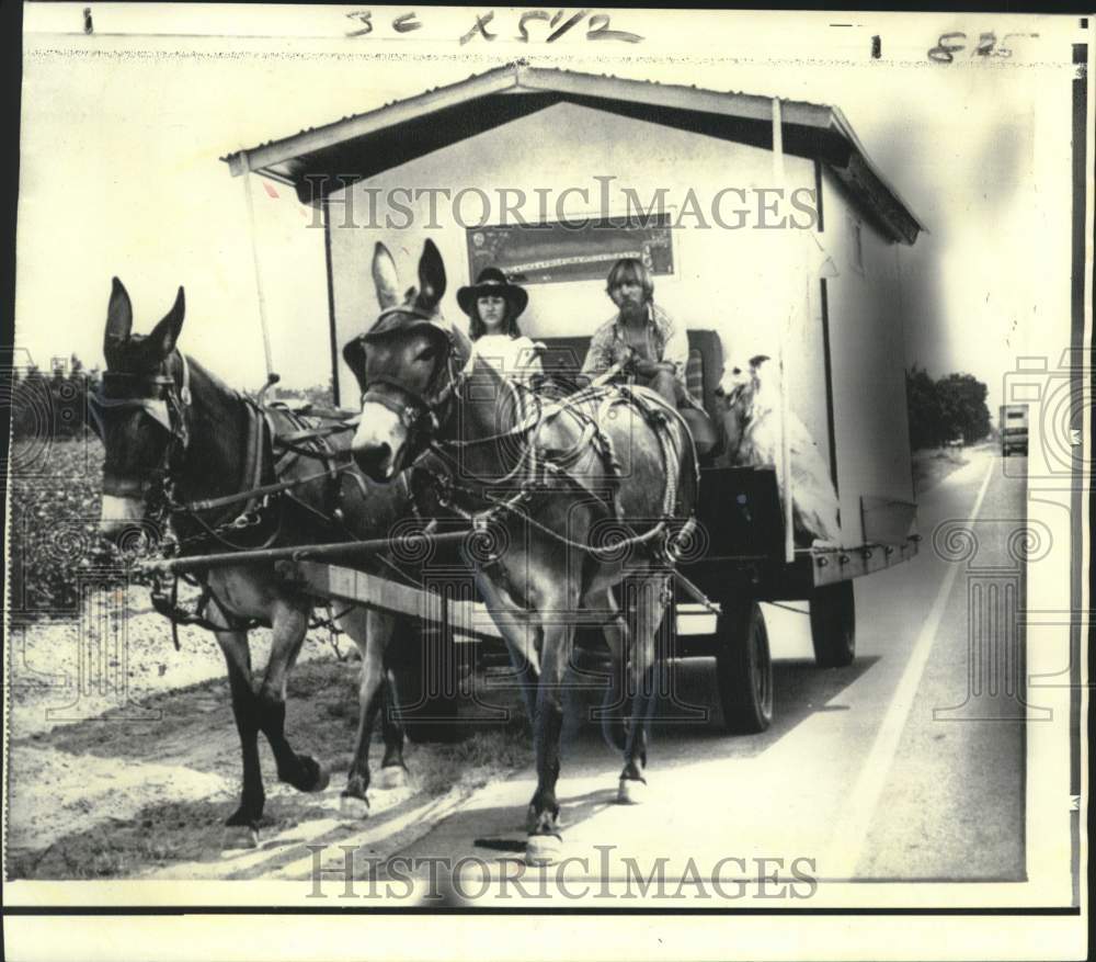 1973 Press Photo Bonnie &amp; Stewart Schuldt in their mule drawn home, California- Historic Images