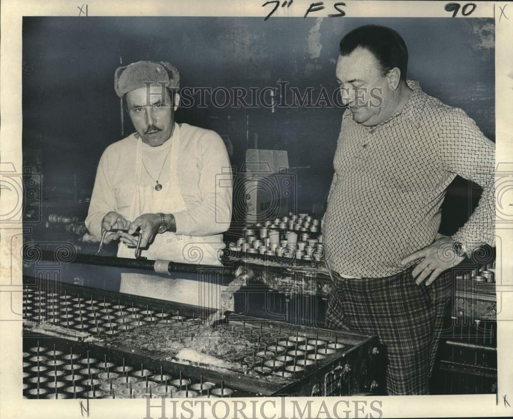 1975 Press Photo Candle makers in New Orleans make votive lights- Historic Images