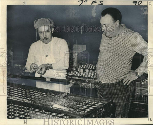 1975 Press Photo Candle makers in New Orleans make votive lights- Historic Images