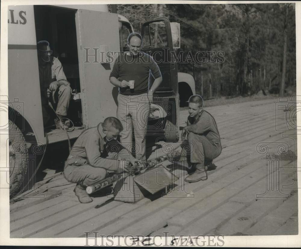 1963 Press Photo Lane-Wells crew preparing the  electrocardiogram instrument - Historic Images