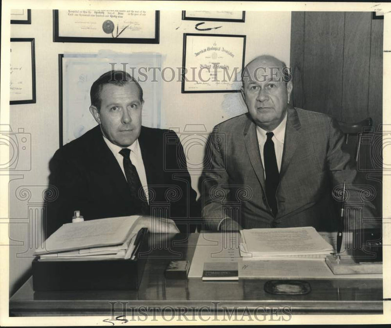 Load image into Gallery viewer, 1968 Press Photo William Ogden &amp; Gilbert Tomskey- United Fund Cancer Agency
