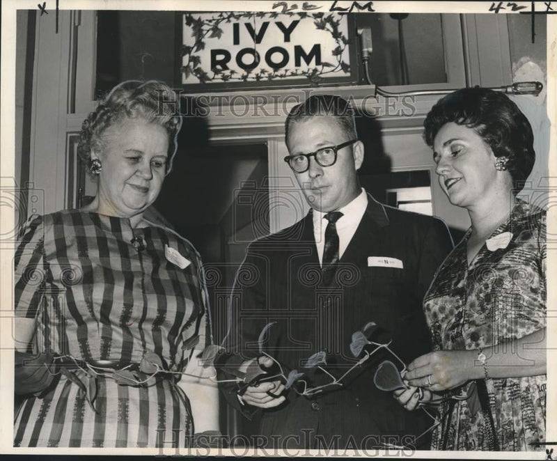 Load image into Gallery viewer, 1962 Press Photo Cutting Ribbon at formal opening of Ivy Room of Reuter Seed Co.
