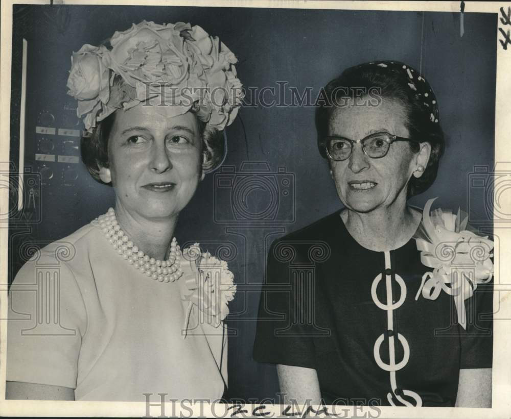 1967 Press Photo Bessie Conway Lewis &amp; Mrs. Gerry Mott- Women Accountants - Historic Images