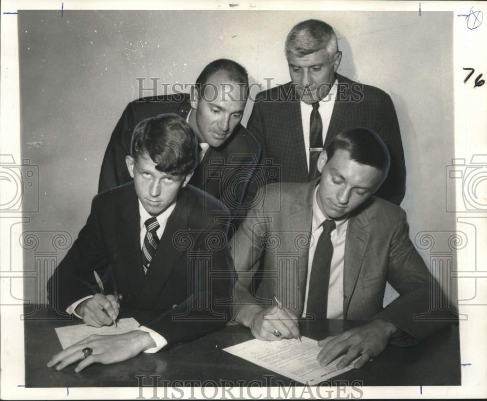 1969 Press Photo John Mott & Bert Schmidt sign grant-in-aid, Rice University