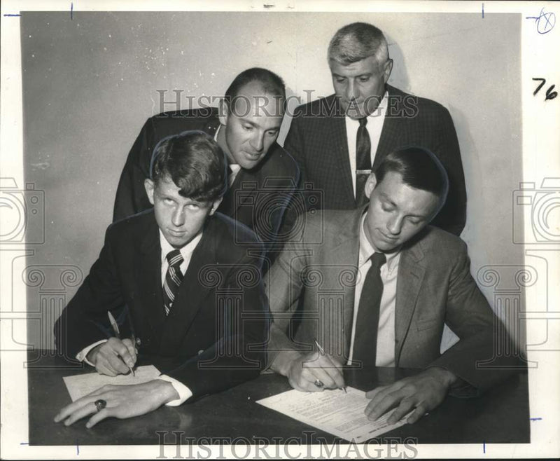 Load image into Gallery viewer, 1969 Press Photo John Mott &amp; Bert Schmidt sign grant-in-aid, Rice University
