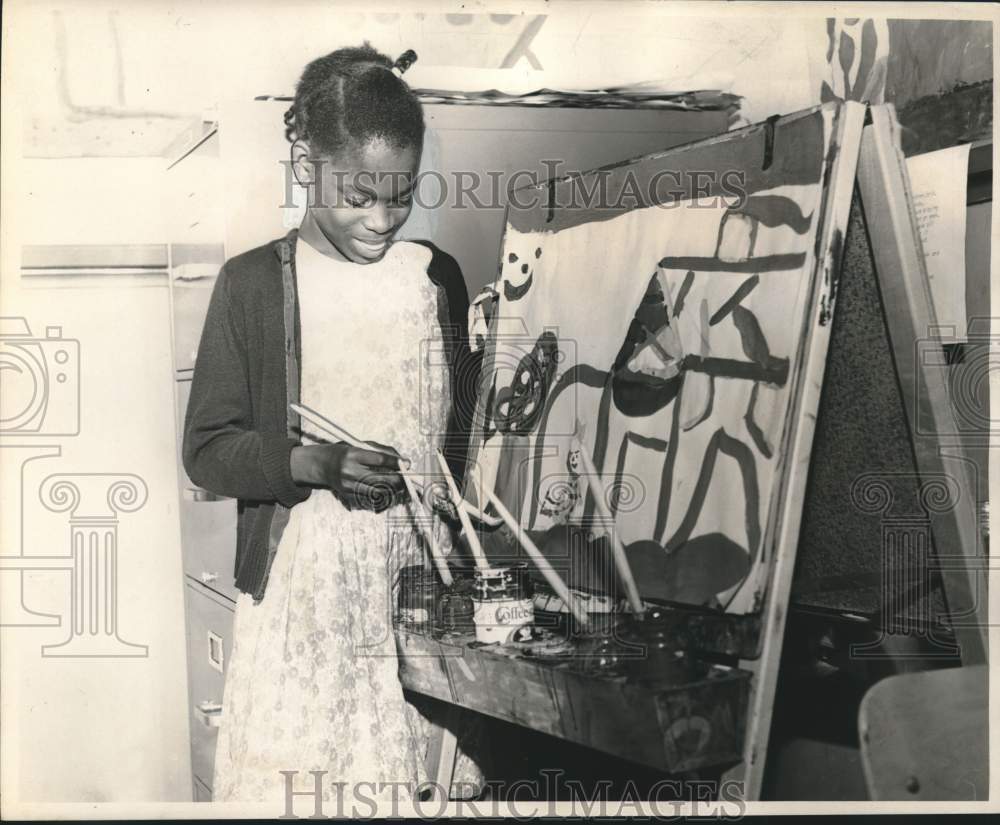 1967 Press Photo Effie painting a picture at McDonough School - Historic Images