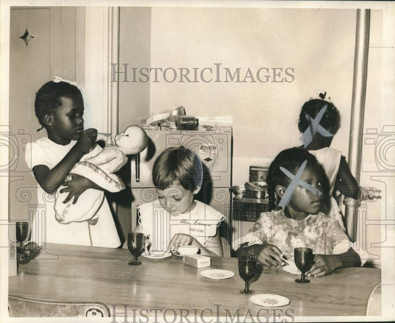 Load image into Gallery viewer, 1967 Press Photo Girls play at Orleans Parish School - noo49921
