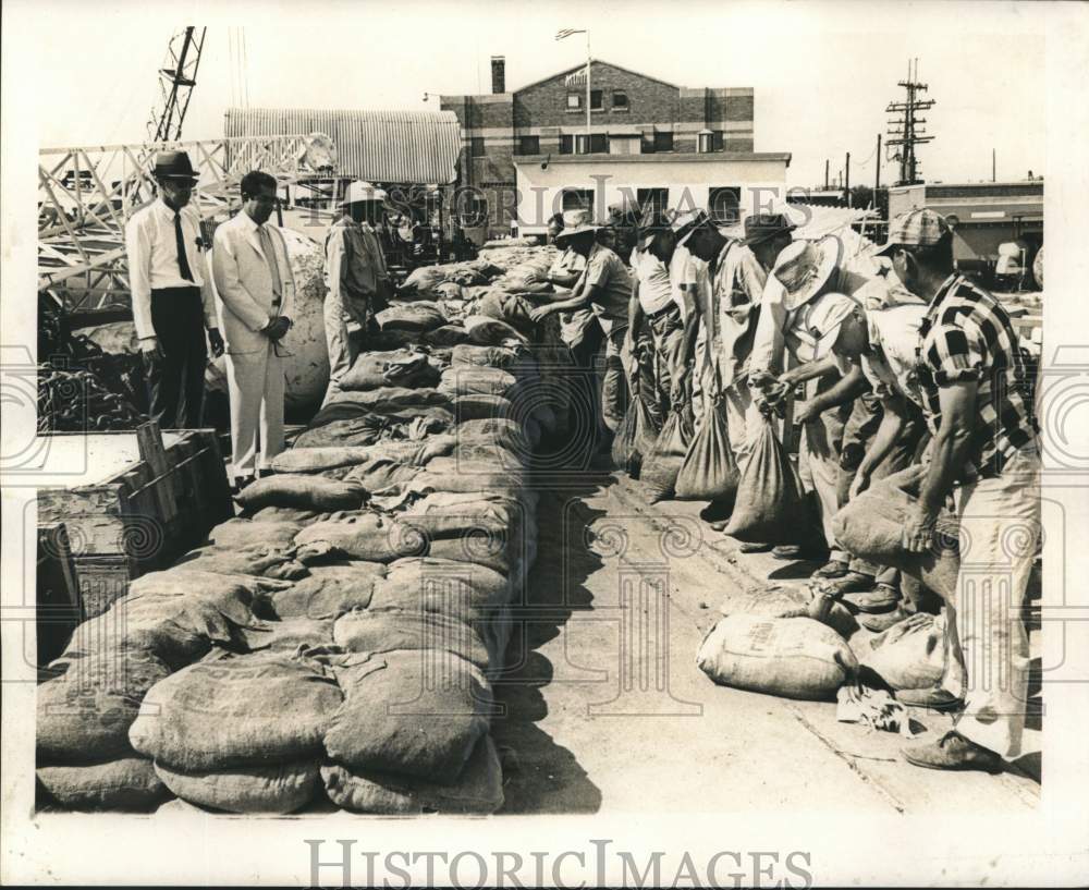 1967 Press Photo Emergency sandbagging begun by New Orleans Levee Board