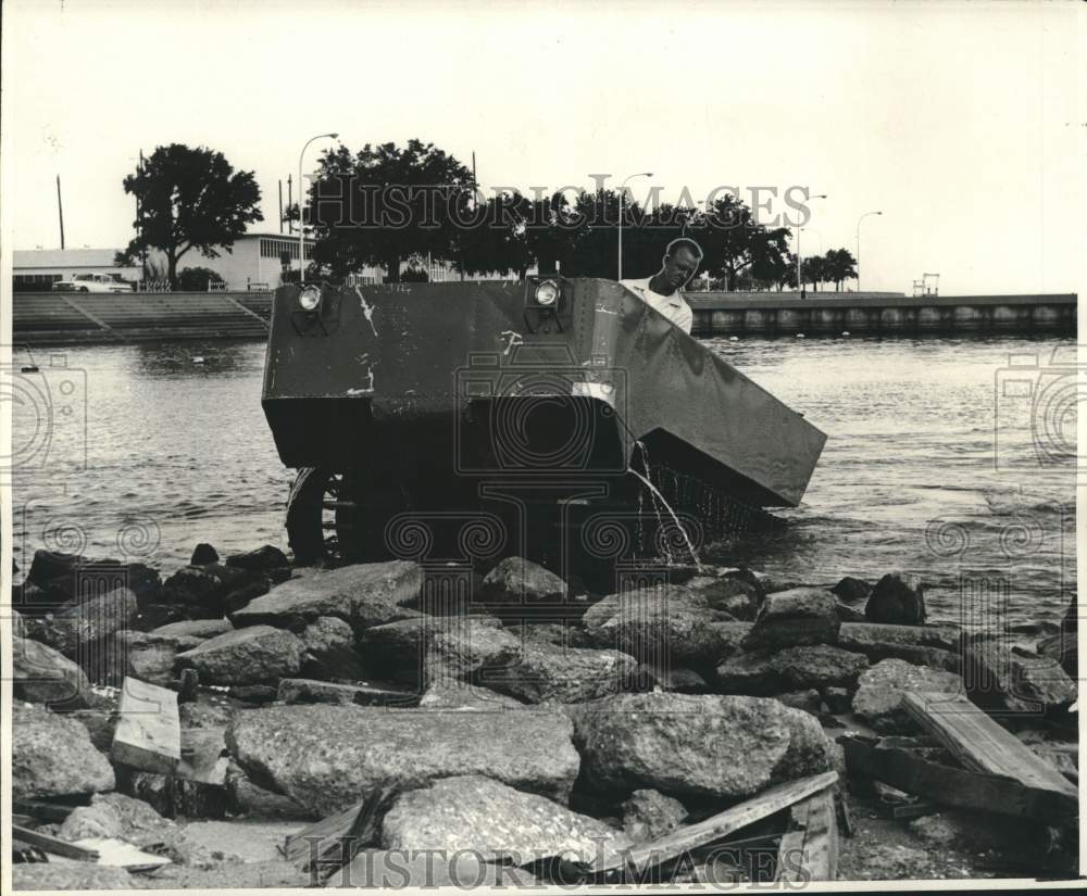 1966 Press Photo &quot;Duck&quot; amphibious craft comes out of Lake Pontchartrain
