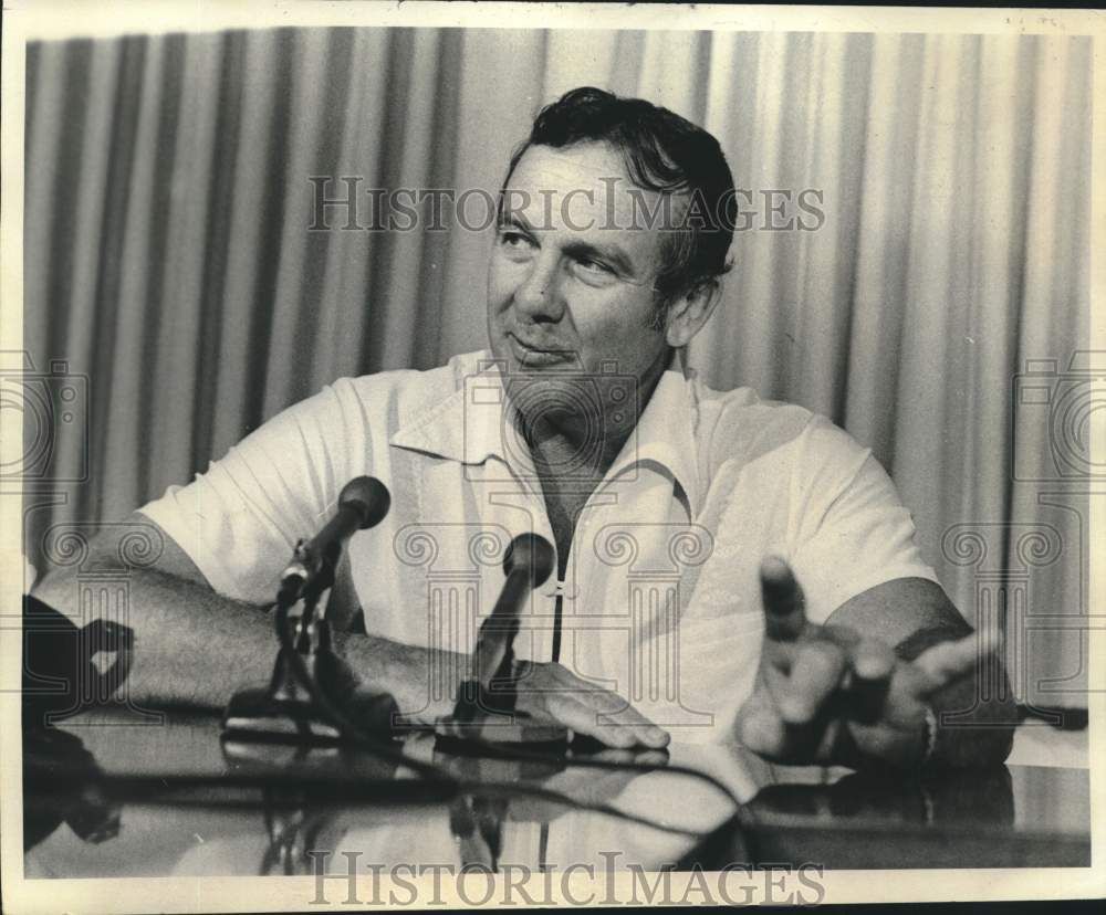 1975 Press Photo New Orleans Saints Coach John North at press conference - Historic Images