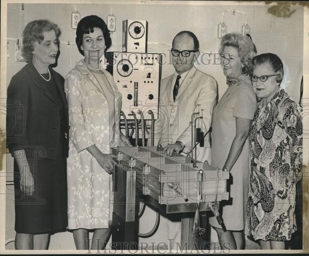 1967 Press Photo Hemodialysis unit, Touro Infirmary&#39;s Artificial Kidney Center