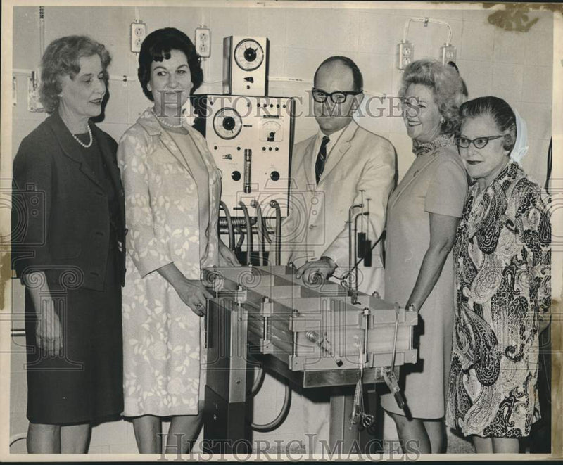 Load image into Gallery viewer, 1967 Press Photo Hemodialysis unit, Touro Infirmary's Artificial Kidney Center
