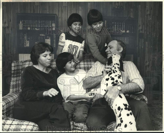 1982 Press Photo Tommy and Barbara Orgeron with adopted children at home - Historic Images