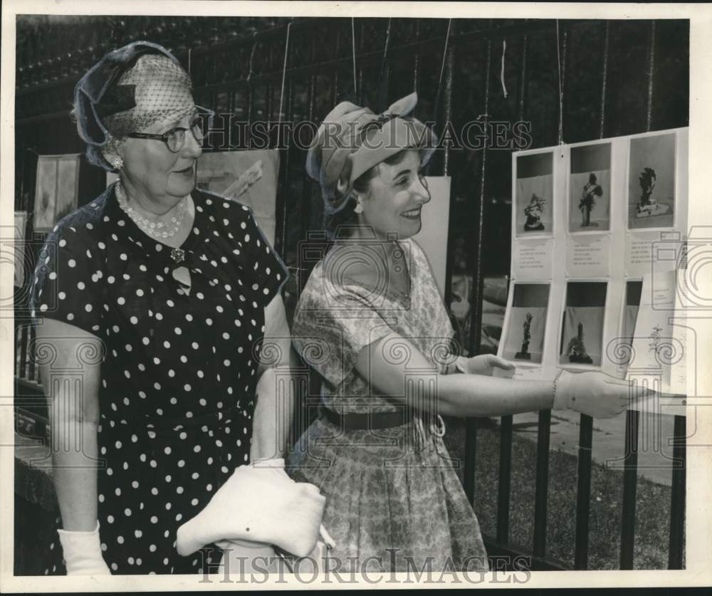 1962 Press Photo Celebrating Mother&#39;s Day at Original Outdoor Poetry Show
