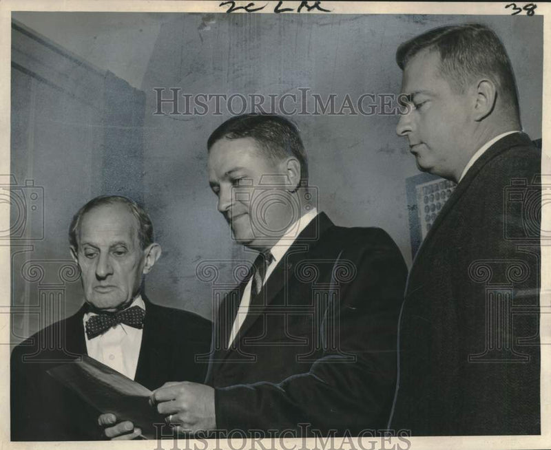 Load image into Gallery viewer, 1961 Press Photo Newly-elected Officers of the Legal Aid Bureau - noo50013
