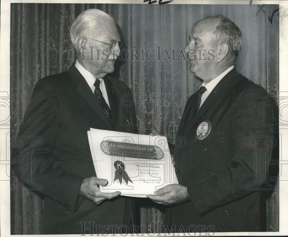 1969 Press Photo William O. O&#39;Regan honored by A.J. Maier of the Kiwanis Club