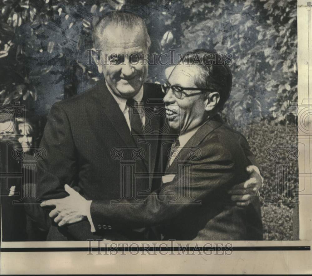 1967 Press Photo President Johnson embraces Mexico President Gustavo Diaz Ordaz- Historic Images