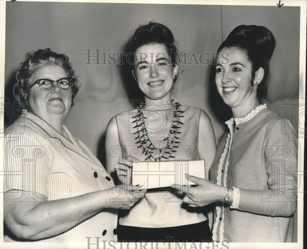 1966 Press Photo Carol Dugger receiving educational grant from Joyce Panepinto - Historic Images