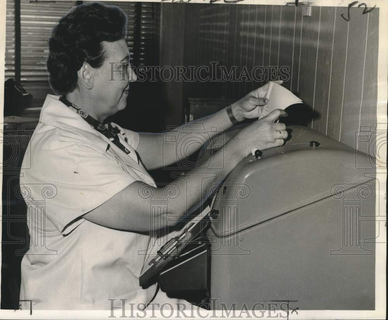 Load image into Gallery viewer, 1961 Press Photo Beulah Palmer, American Red Cross disaster representative
