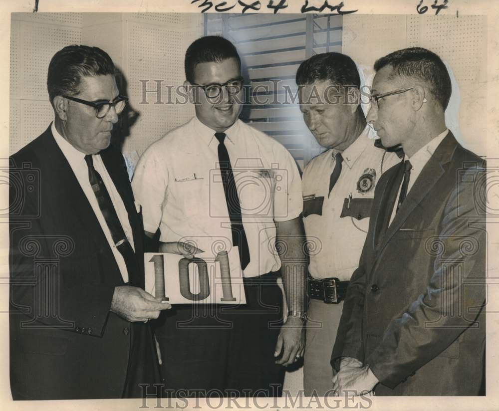 1965 Press Photo Major Dominic Palmisano discusses &quot;Operation 101&quot; for Labor Day- Historic Images