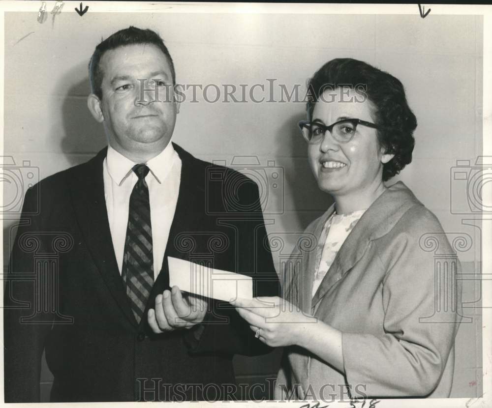 1966 Press Photo Mrs. Frances O&#39;Brien, Immaculata Kaycee Auxiliary donation - Historic Images