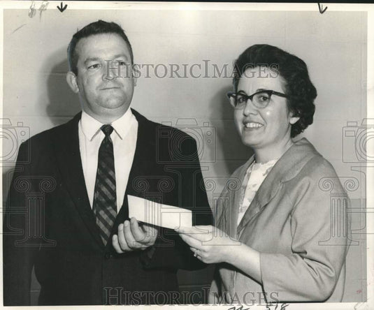 1966 Press Photo Mrs. Frances O'Brien, Immaculata Kaycee Auxiliary donation - Historic Images