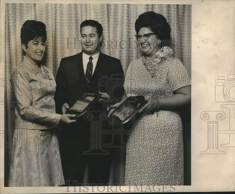 Load image into Gallery viewer, 1968 Press Photo Samuel B. Nunez receives "Boss of the Year" award - noo50195

