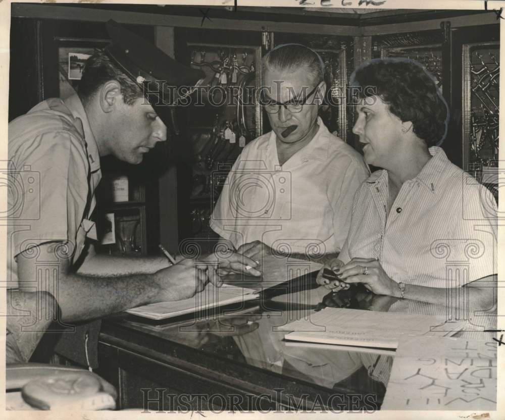 1964 Press Photo New Orleans Saddle Shop Owners describe robbery to police