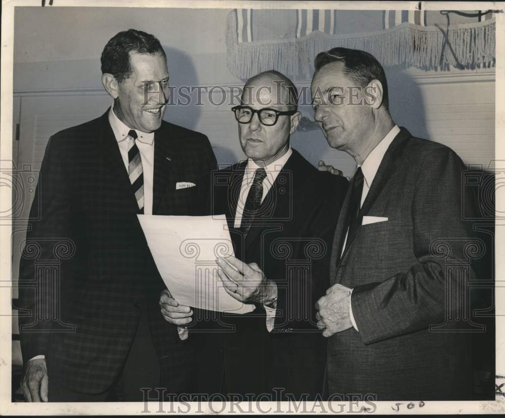 1962 Press Photo J. Chris Nungesser, Warren Easton High school class reunion